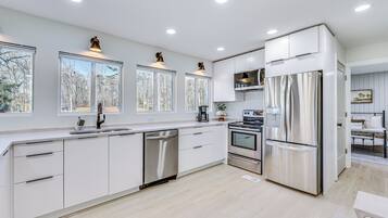 冰箱、微波炉、烤箱、炉灶