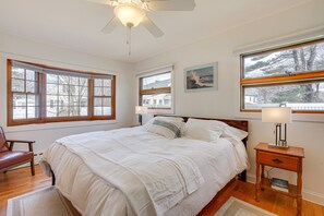 2 bedrooms, iron/ironing board, WiFi, bed sheets - 1 Mi to Beach! Family Gloucester Gem w/ Yard (Gloucester)