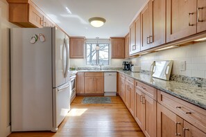Fridge, microwave, oven, stovetop - 1 Mi to Beach! Family Gloucester Gem w/ Yard (Gloucester)
