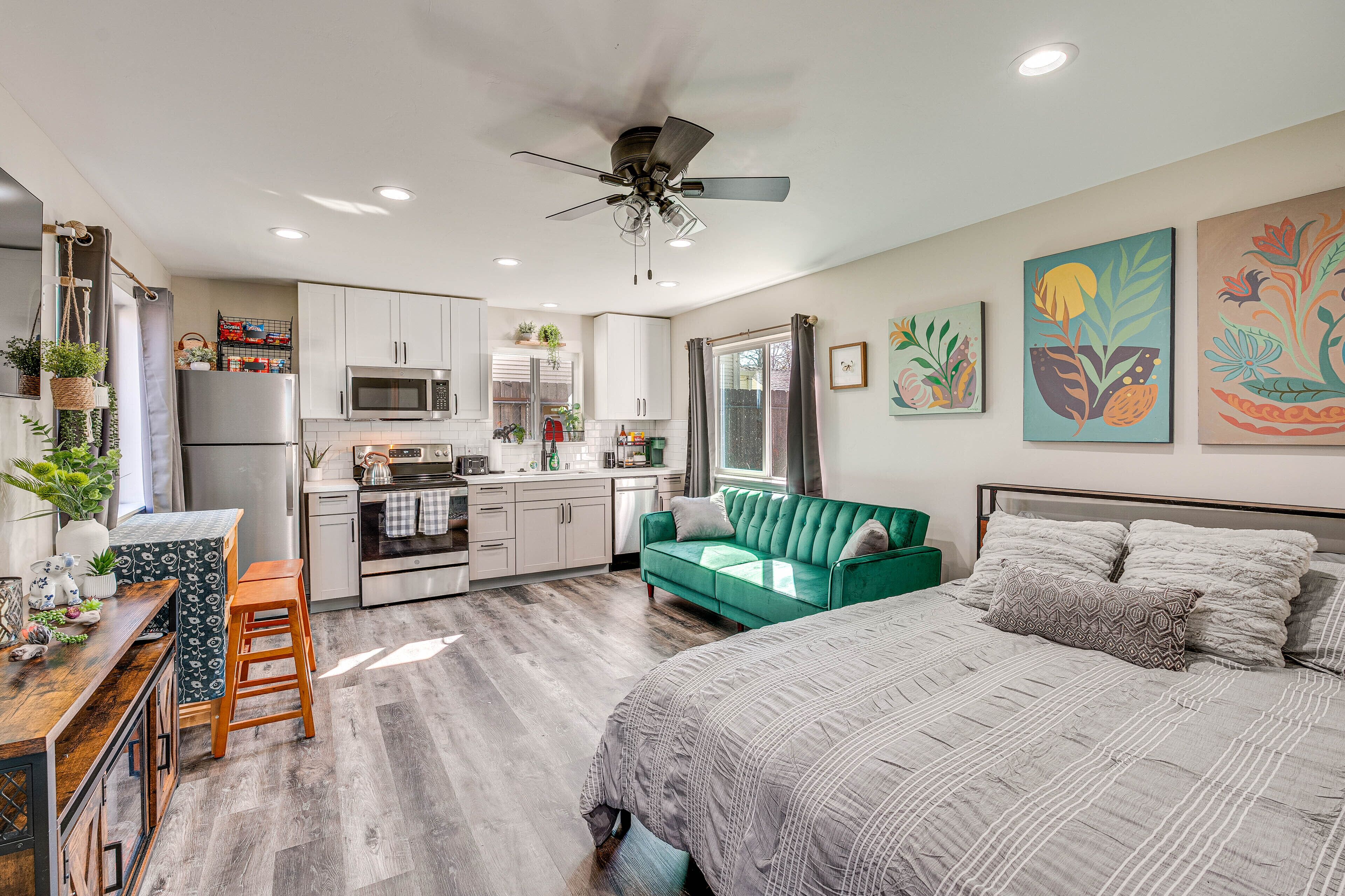 Sacramento Studio w/ Private Yard: 4 Mi to Dtwn!