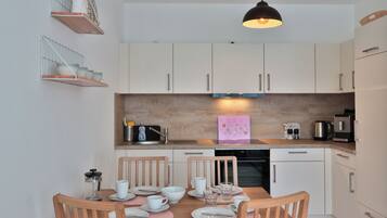 Kühlschrank, Ofen, Geschirrspüler, Wasserkocher mit Kaffee-/Teezubehör