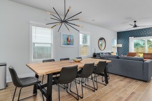 Dining - Be A Nomad | Perfect for groups | Brand New (Jacksonville Beach)