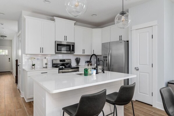 Fridge, microwave, oven, stovetop - Be A Nomad | Perfect for groups | Brand New (Jacksonville Beach)