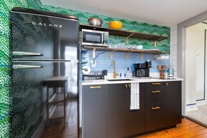 Kühlschrank, Mikrowelle, Wasserkocher mit Kaffee-/Teezubehör