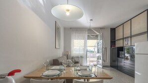 Una cocina moderna con comedor.