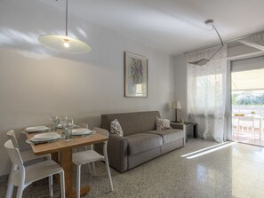 TV - Cosy apartment for 6 people with WIFI, A/C, TV, terrace and pets allowed (Marina Di Andora)