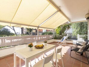 Outdoor dining - Cosy apartment for 6 people with WIFI, A/C, TV, terrace and pets allowed (Marina Di Andora)