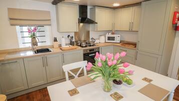 Kühlschrank, Geschirrspüler, Wasserkocher, Toaster