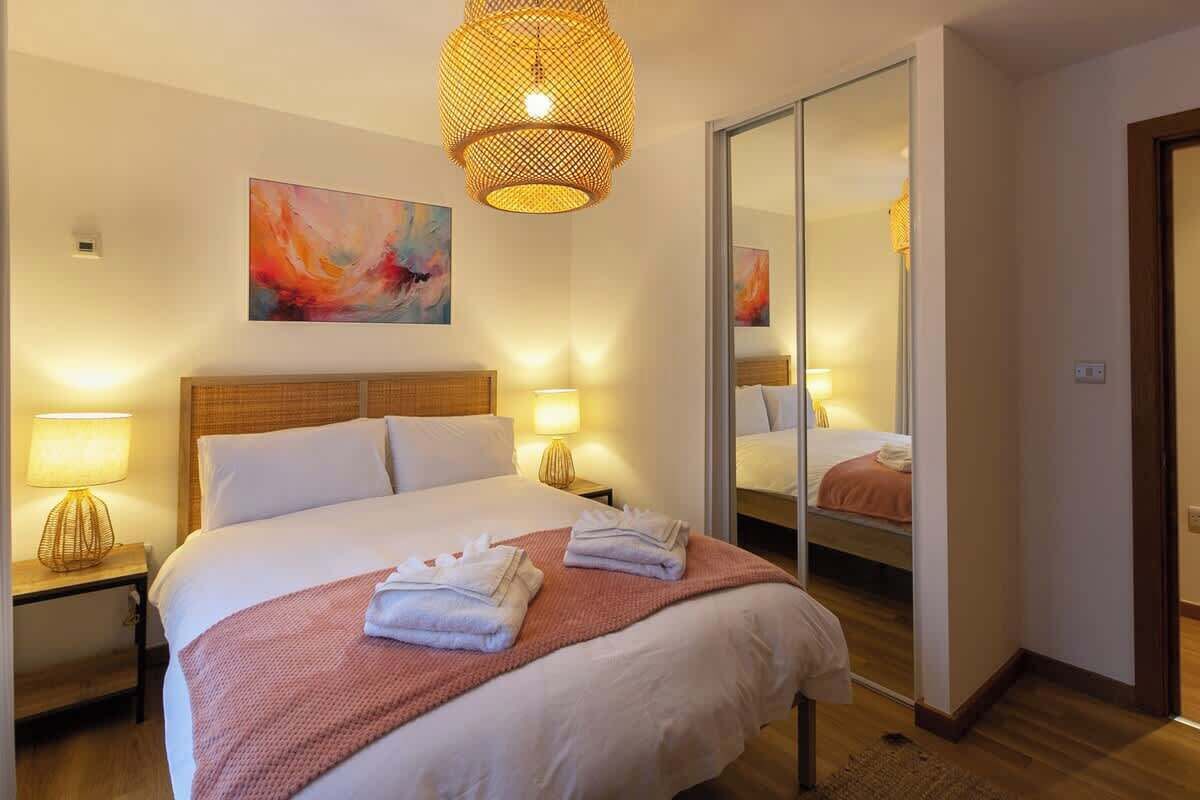 3 habitaciones, tabla de planchar con plancha, cuna de viaje y wifi 