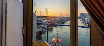 The Marina retreat -free parking