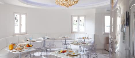 Free daily cooked-to-order breakfast