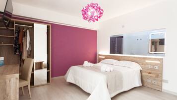 Superior driepersoonskamer | Een minibar, een kluis op de kamer, individueel gedecoreerd, een bureau