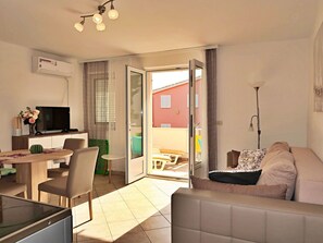 TV - Lovely apartment for 4 people with WIFI, A/C, TV, terrace and pets allowed (Vodice)