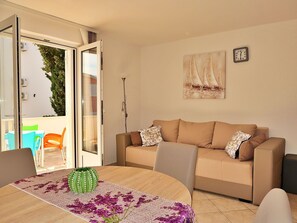 TV - Lovely apartment for 4 people with WIFI, A/C, TV, terrace and pets allowed (Vodice)