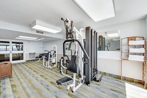 A gym with exercise equipment, a mirrored wall, and a bamboo towel rack. - Oceanfrnt 2Q 1BR Suite. Resort w/Lazy River, Pools (Myrtle Beach)
