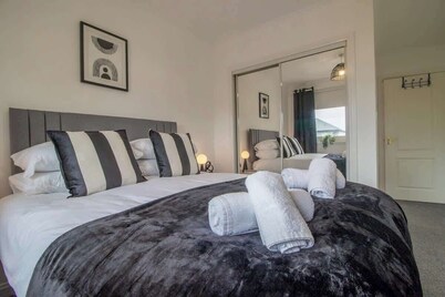 Park View - 2 bed flat with parking in Motherwell