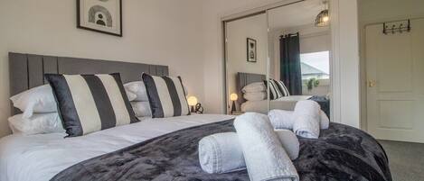 2 chambres, fer et planche à repasser, Wi-Fi gratuit, draps fournis