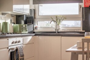 Fridge, microwave, oven, stovetop - Park View-modern 2 bed apartment (Motherwell)