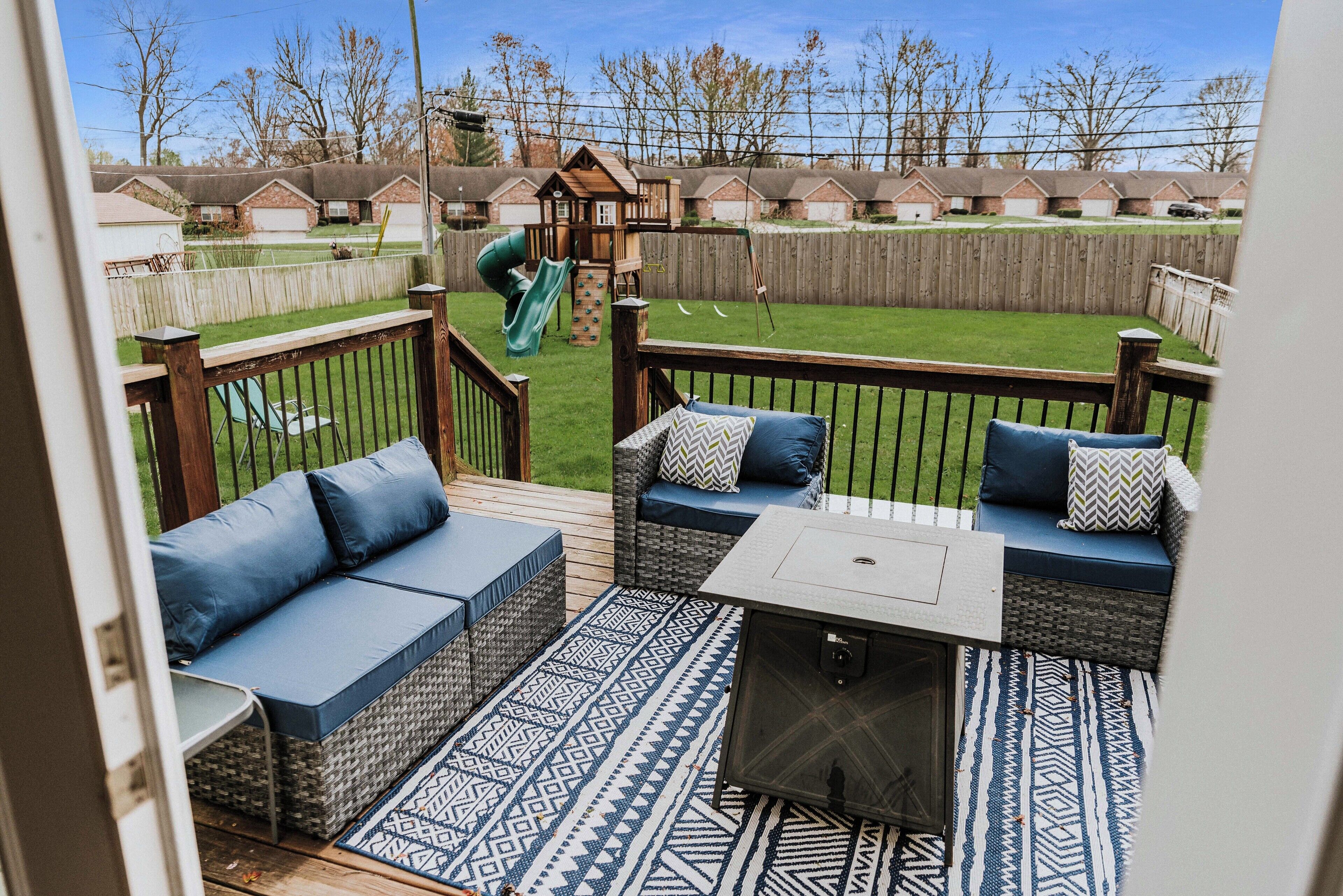 Family friendly, Master King Bedroom, Fenced Backyard, Play set, Coffee Bar