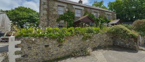 المنشأة من الخارج