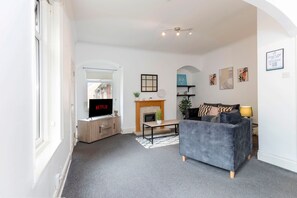 TV - Comfortable and spacious home. FREE Parking. (Gateshead)