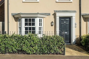 Exterior detail - Beautiful and modern home. FREE Parking. (Bedford)