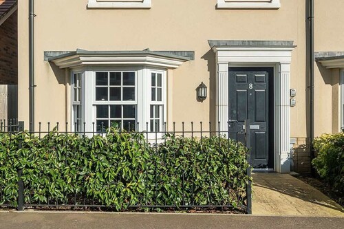 Stylish 3 Bed Home With 2 Bathrooms & Parking