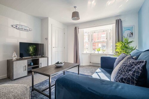Stylish 3 Bedroom Home With 2 Bathrooms and Free Parking