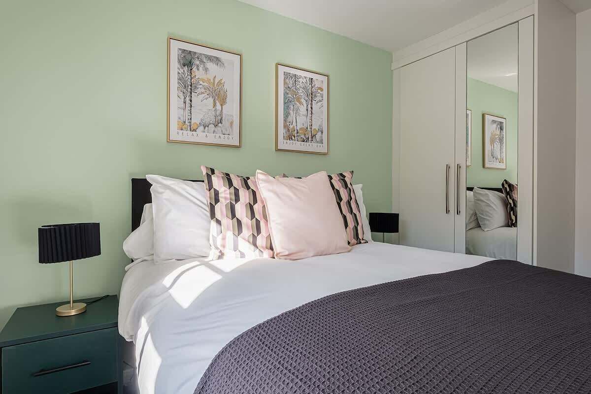 3 bedrooms, iron/ironing board, WiFi (free), bed sheets