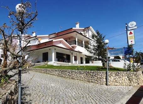 Exterior. Quaint cottage in peaceful village with a restaurant in wine-making country !