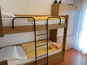 2 chambres, lit parapluie, draps fournis