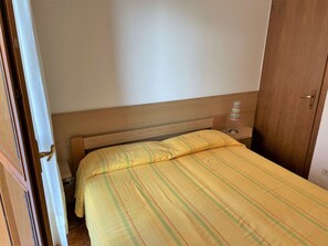 2 sovrum, resesäng och sängkläder