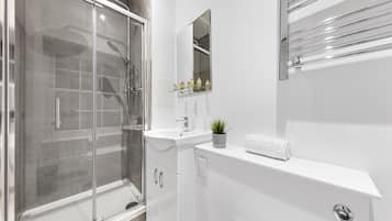 Ferienhaus | Badezimmer | Dusche, Handtücher