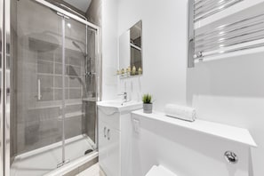 House | Bathroom | Shower, towels - One Bed Apartment in Staines Tw18 (Staines)
