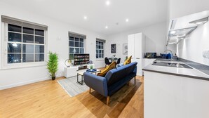 House | Private kitchen | Fridge, microwave, oven, dishwasher - One Bed Apartment in Staines Tw18 (Staines)