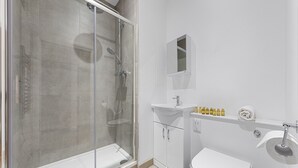 Apartment | Bathroom | Shower, towels - 1-bedroom Studio Apartment at Staines Tw18 London (Staines)