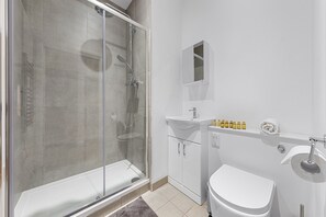 公寓 | 浴室 | 淋浴设施、毛巾