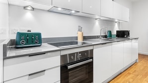 Apartment | Private kitchen | Fridge, microwave, oven, dishwasher - 1-bedroom Studio Apartment at Staines Tw18 London (Staines)