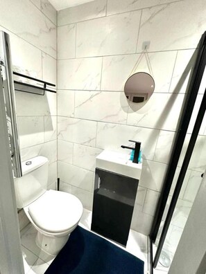Shower, towels - New Cross Suites -se14 (London)