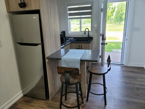 Refrigerador, microondas, cafetera y tetera y utensilios de cocina 