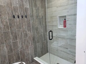 Toallas, jabón, shampoo, papel de baño