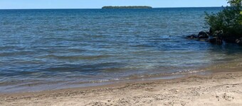 2 Bedroom Cabin Across Lake Simcoe