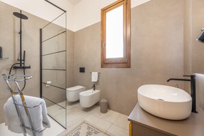 Doccia, asciugacapelli, bidet, asciugamani