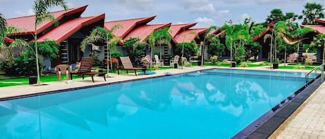 Piscine extérieure, parasols de plage
