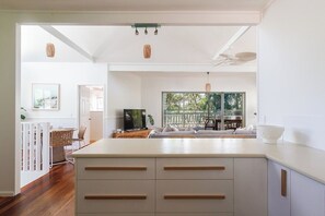 Tv, bøger, stereoanlæg