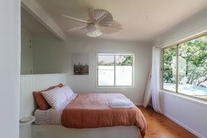 4 bedrooms, iron/ironing board, internet, bed sheets