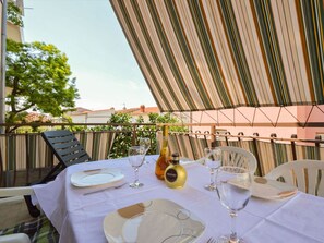 Outdoor dining - Beautiful villa for 7 people with WIFI, A/C, TV and terrace (Vodice)