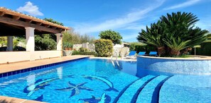 A swimming pool with a tiled edge, a pergola, and a palm tree. - NUEVA Increíble finca rústica con piscina (Selva)