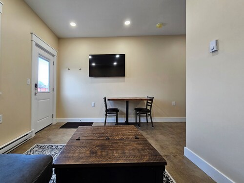 Breckenridge Suites #1 - Charming 1-Bedroom Suite near Grove City Memorial Park