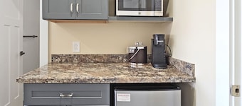 Breckenridge Suites #1 - Charming 1-Bedroom Suite near Grove City Memorial Park